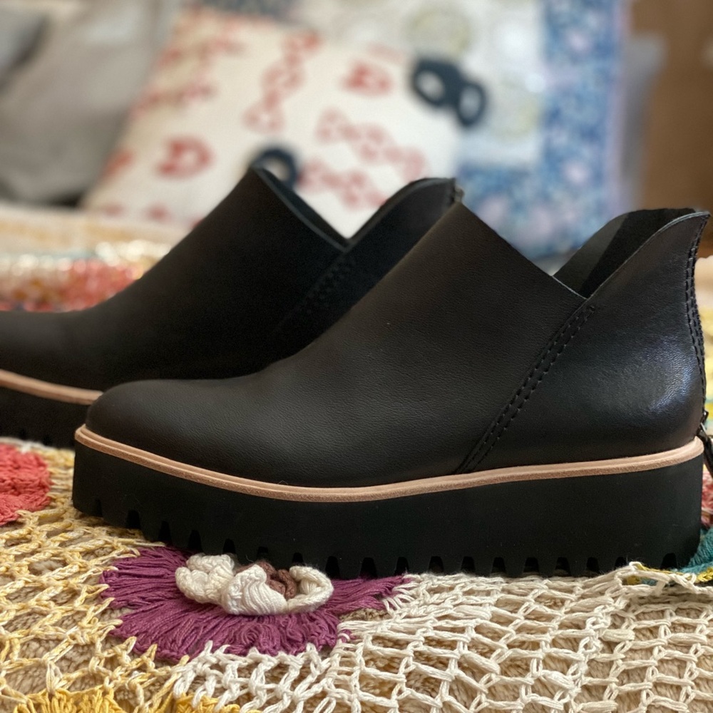 All Black Flatform Tread Shortie